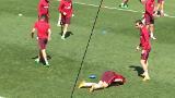 Doloroso balonazo de Saúl a Griezmann