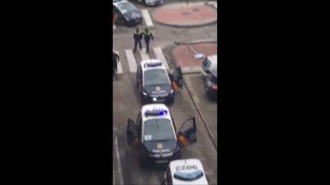 Espectacular vídeo de la detención del atracador que huyó en un coche policial