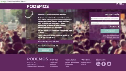 María Dolores de Cospedal, durante su visita a la localidad de Jadraque (Guadalajara), con su alcalde