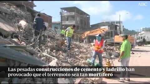 Equipos de rescate trabajan en las labores de búsqueda de víctimas
