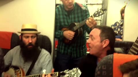 Track Dogs tocan su canción "La banda" en directo en el avión , en un vídeo captado por uno de los pasajeros