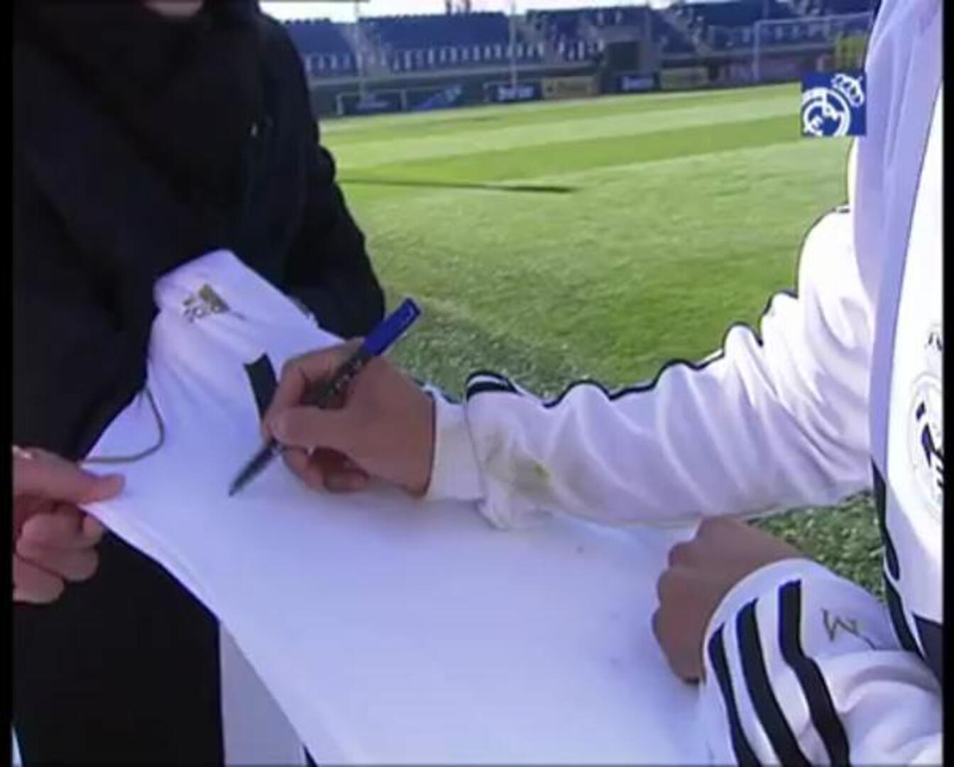 El cantante brasileño Michel Teló visita al Real Madrid