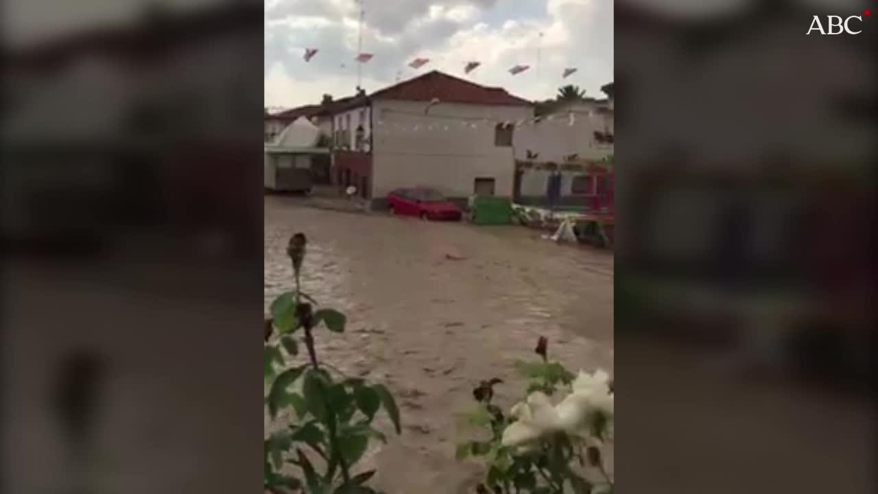 Una enorme tromba de agua arrastra coches en Cebolla