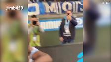 Balotelli celebra su gol de chilena haciendo un vídeo en directo en Instagram