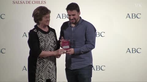 Javier Farradal (centro) entrega el Premio del Jurado al mejor restaurante de Cocina Creativa a Oriol Castro (derecha) y Eduard Xatruch, chefs y dueños de Disfrutar