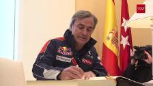 Vídeo: Así llegó Carlos Sainz por las calles del centro de Madrid en su coche del Dakar