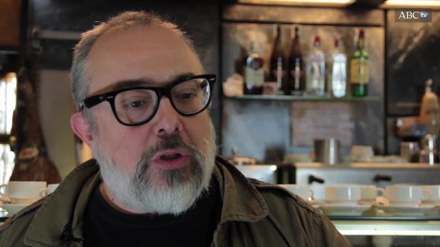 El reparto de «El bar», con Álex de la Iglesia, durante los ensayos del filme