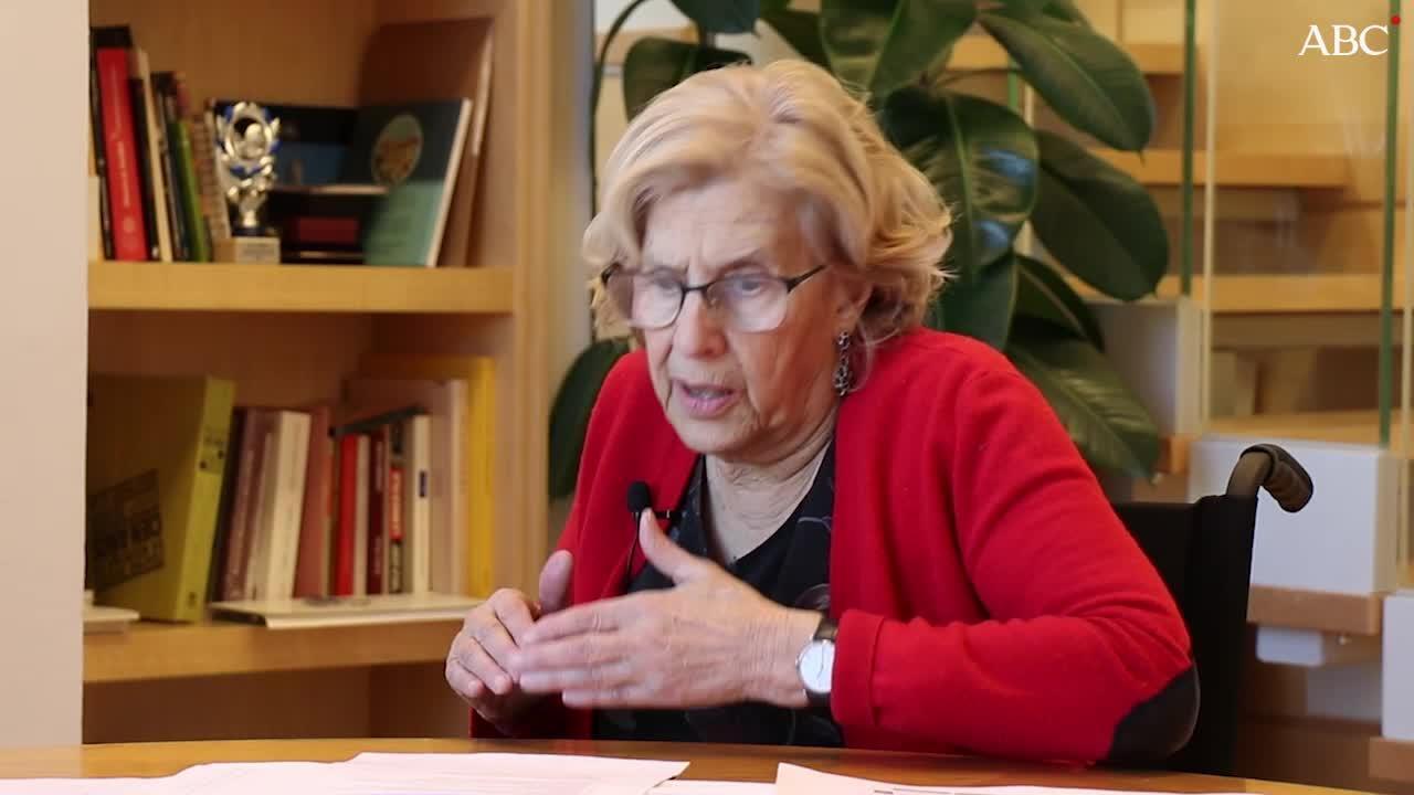 La alcaldesa de Madrid, Manuela Carmena, durante su entrevista con ABC en su despacho en el Ayuntamiento de la capital