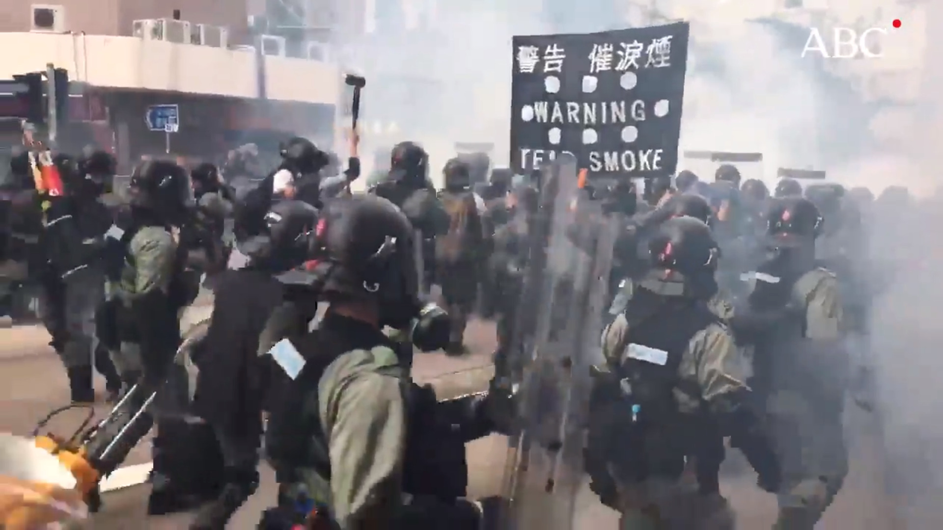 La Policía utiliza gases lacrimógenos para hacer retroceder a los manifestantes