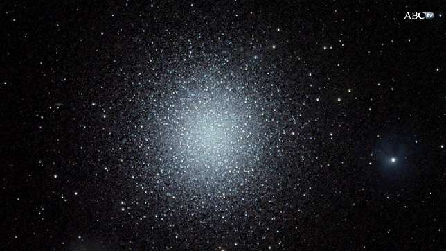 El cúmulo globular 47 Tucanae (NGC 104) se encuentra a 16.700 años luz de la Tierra y tiene un diámetro de 120 años luz. Es de los mayores conocidos y c ontiene varios millones de estrellas