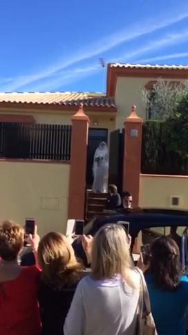 Eva González llega a la iglesia