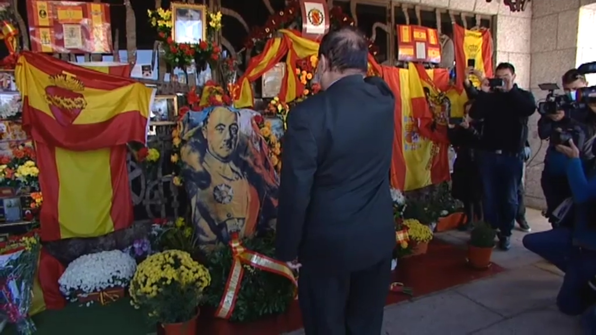 Simpatizantes y nostálgicos del franquismo visitan la tumba del dictador Francisco Franco en el cementerio de Mingorrubio, este viernes en Madrid