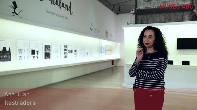 Ana Juan, en el Museo ABC junto a algunas de sus obras