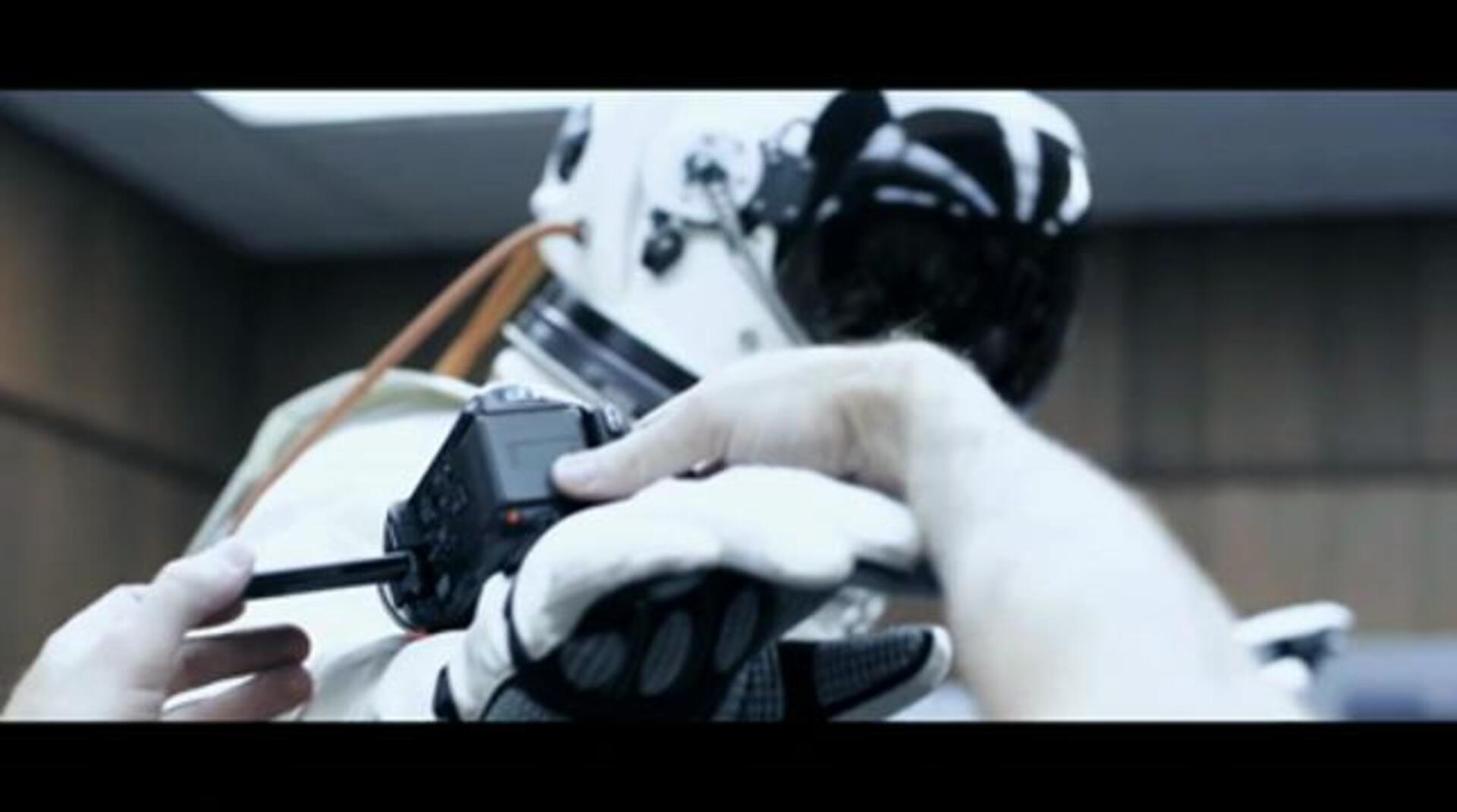 Un hombre contra la barrera del sonido