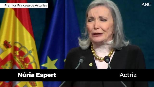 La actriz y directora Nuria Espert saluda ante el público tras recibi de manos del rey Felipe VI el Premio de las Artes