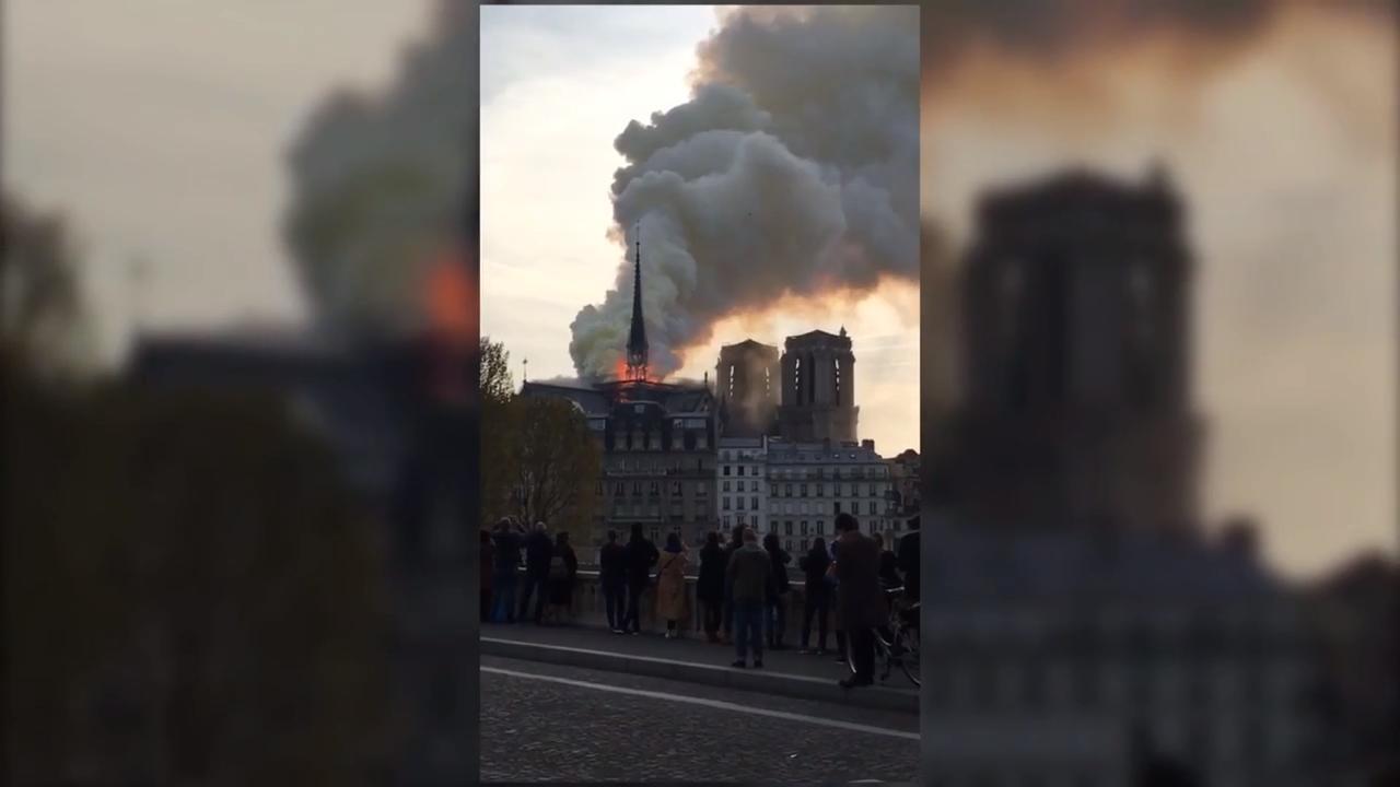 Un grave incendio consume la catedral de Notre Dame de París