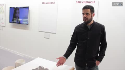 Don Felipe escribe su dedicatoria al ABC Cultural durante su visita al stand del periódico en la feria ARCO