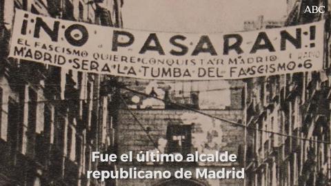 Melchor Rodríguez junto al coronel Casado, el coronel Ardid y el coronel Ortega en el acto de entrega de la bandera tricolor