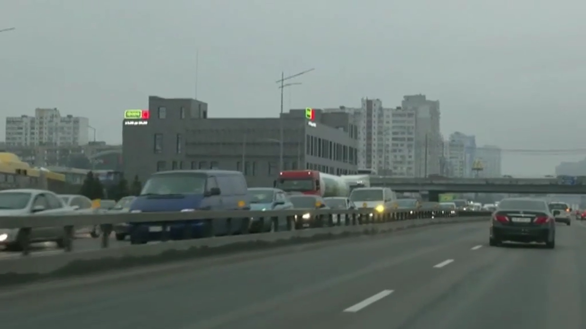 Cientos de ucranianos huyen del país tras el comienzo de los ataques