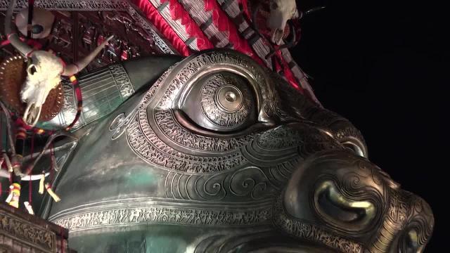 En la foto, arte y color representando el mito de Durga y Mahisasur. En el vídeo, un recorrido por el Durga Puya, la mayor celebración del mundo