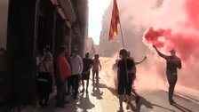 Lanzan objetos contra diputados de Vox en una visita al Raval de Barcelona