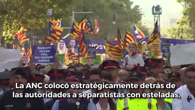 Justo detrás de las autoridades se colocó a los separatistas que portaban esteladas