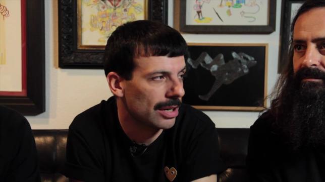 Rubén, Luisjo y Michi –Rubenimichi– en el salón de su vivienda-taller