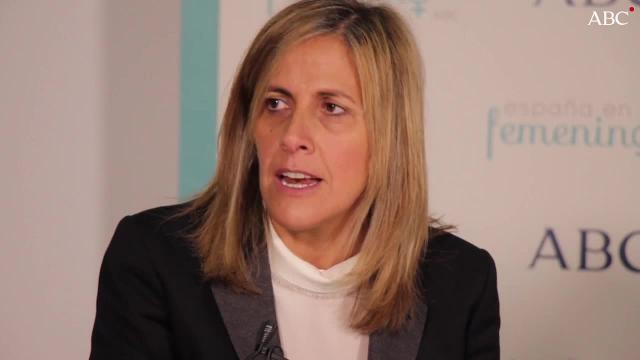 Núria Cabutí, Julia Navarro y Carme Riera, junto al moderador del debate, Jesús García Calero, en un momento del debate