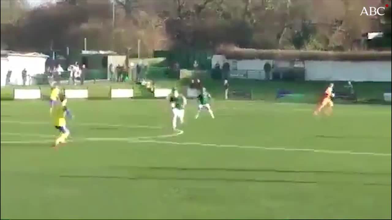 Resbalándose y desde su campo, el golazo de un jugador amateur en Inglaterra