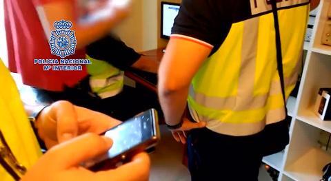 La Policía Nacional detiene en Sevilla a un hombre por recibir en su móvil el vídeo pornográfico de una menor
