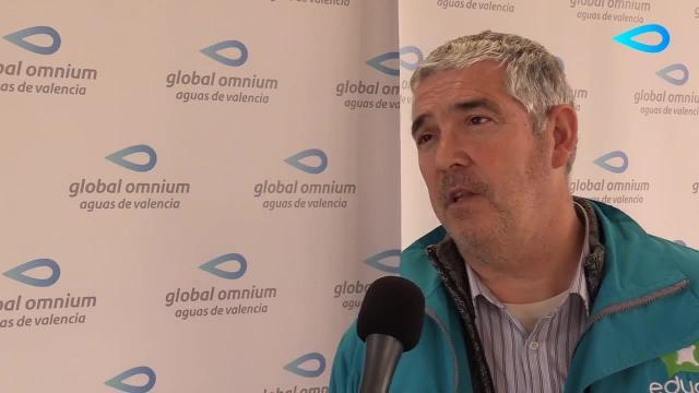 Imagen del acto en el que se realizó el donativo de Global Omnium a la Fundación Educo