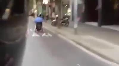 Captura de pantalla del vídeo del hombre circulando en silla de ruedas