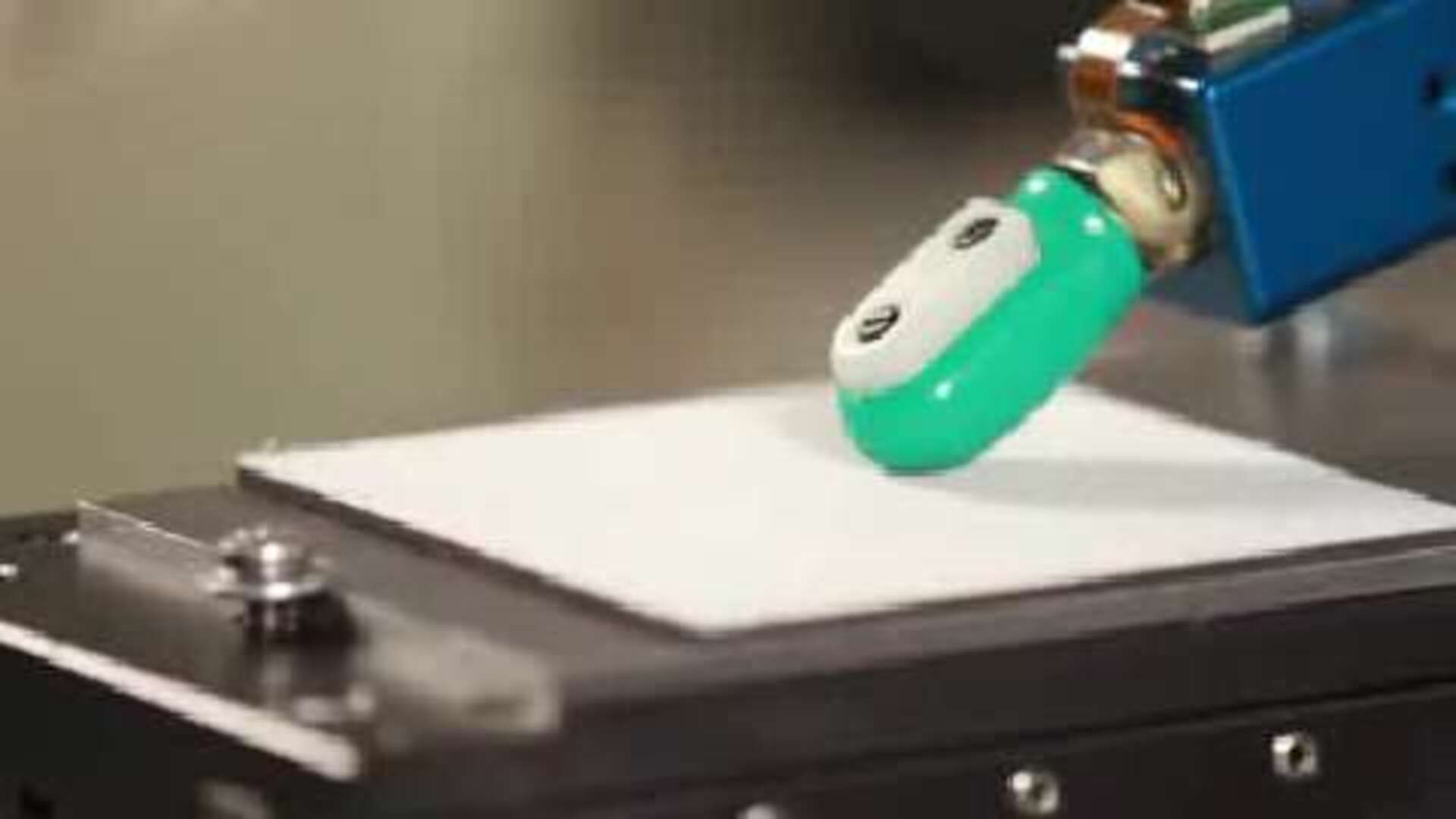 Diseñan un robot con huellas dactilares y sentido del tacto