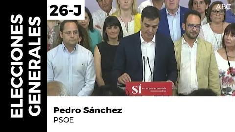 Pedro Sánchez, arropado por su partido tras el recuento de las papeletas