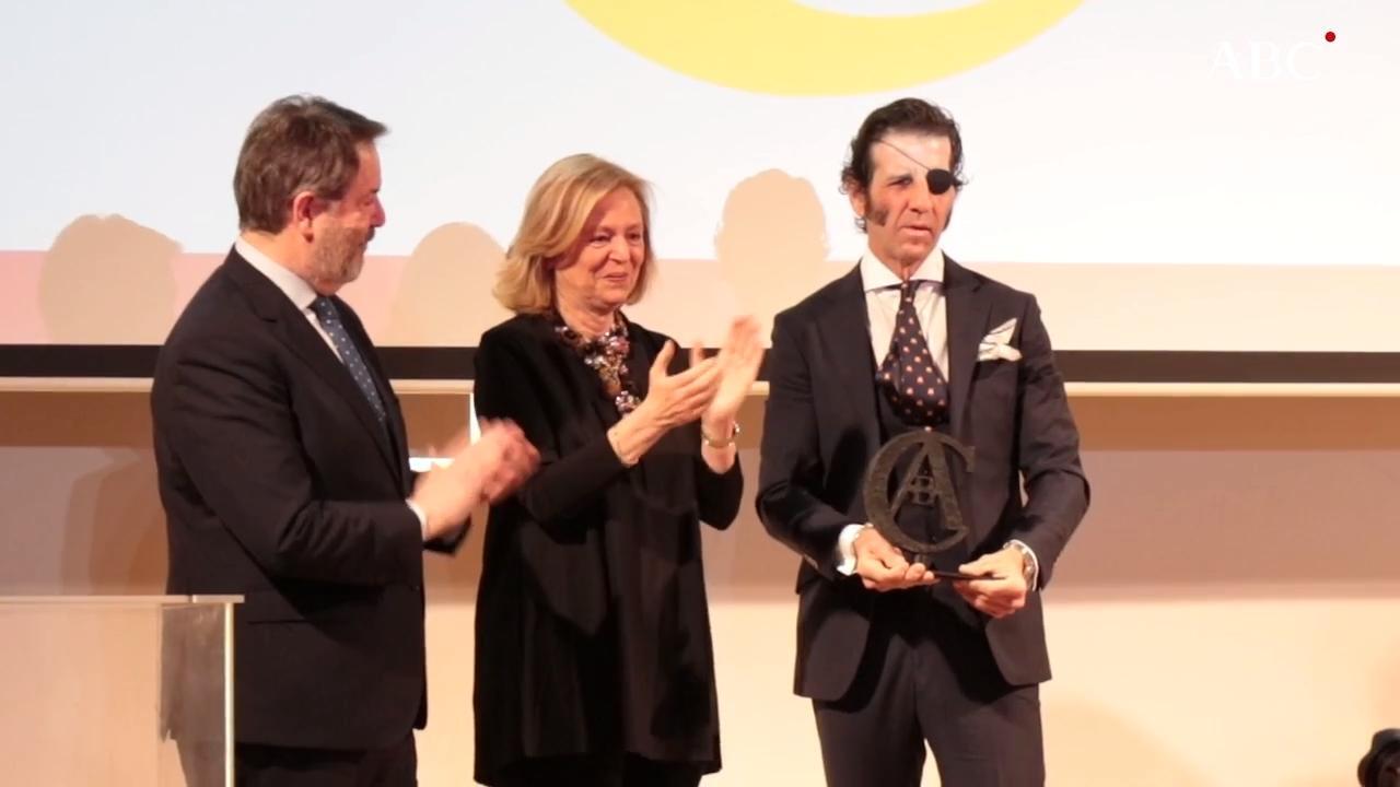 Bieito Rubido, director de ABC, y Catalina Luca de Tena, presidenta-editora de ABC, entregan el trofeo a Juan José Padilla