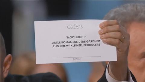 Martha Ruiz y Brian Cullinan, con los sobres de los ganadores