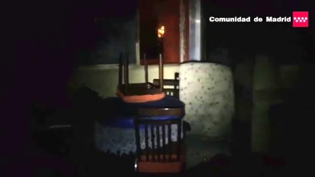 Los bomberos trabajan en la extinción del incendio en una vivienda de Coslada