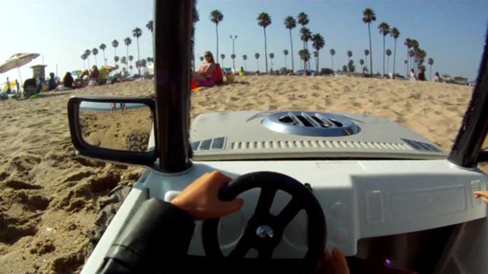Cómo ligar en la playa con un coche teledirigido