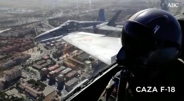El Paseo de la Castellana a vista de caza F-18 y apagafuegos