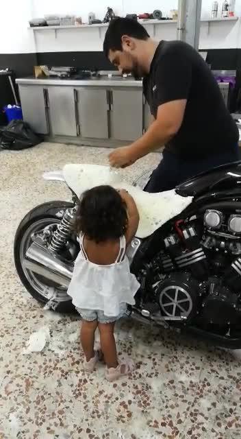 Martina ayuda a su padre en el lijado