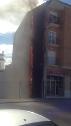 Un espectacular incendio arrasa de arriba abajo la fachada de un edificio en Albaida