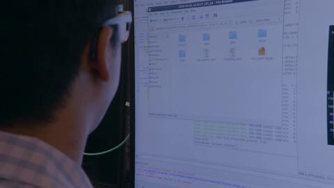 El científico de IBM Quantum Computing Research, Antonio Córcoles, accede a la platafoma IBM Quantum Experience desde una tableta en el laboratorio cuántico de IBM, donde se encuentra un refrigerador de dilución