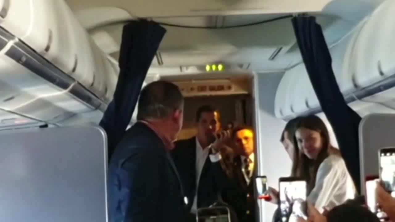 Juan Guaidó se dirige a los pasajeros durante el vuelo en avión a Caracas