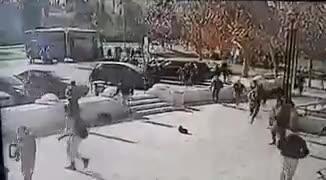 La Policía investiga el lugar del accidente, donde todavía se pueden ver los cuerpos