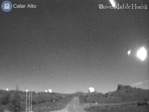 Momento de la explosión de la bola de fuego que sobrevoló el Mediterráneo