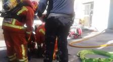 La angustia de unos bomberos intentando salvar la vida a un perro tras un incendio