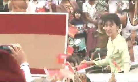 Suu Kyi pide reformar la Constitución birmana en su primer discurso televisado