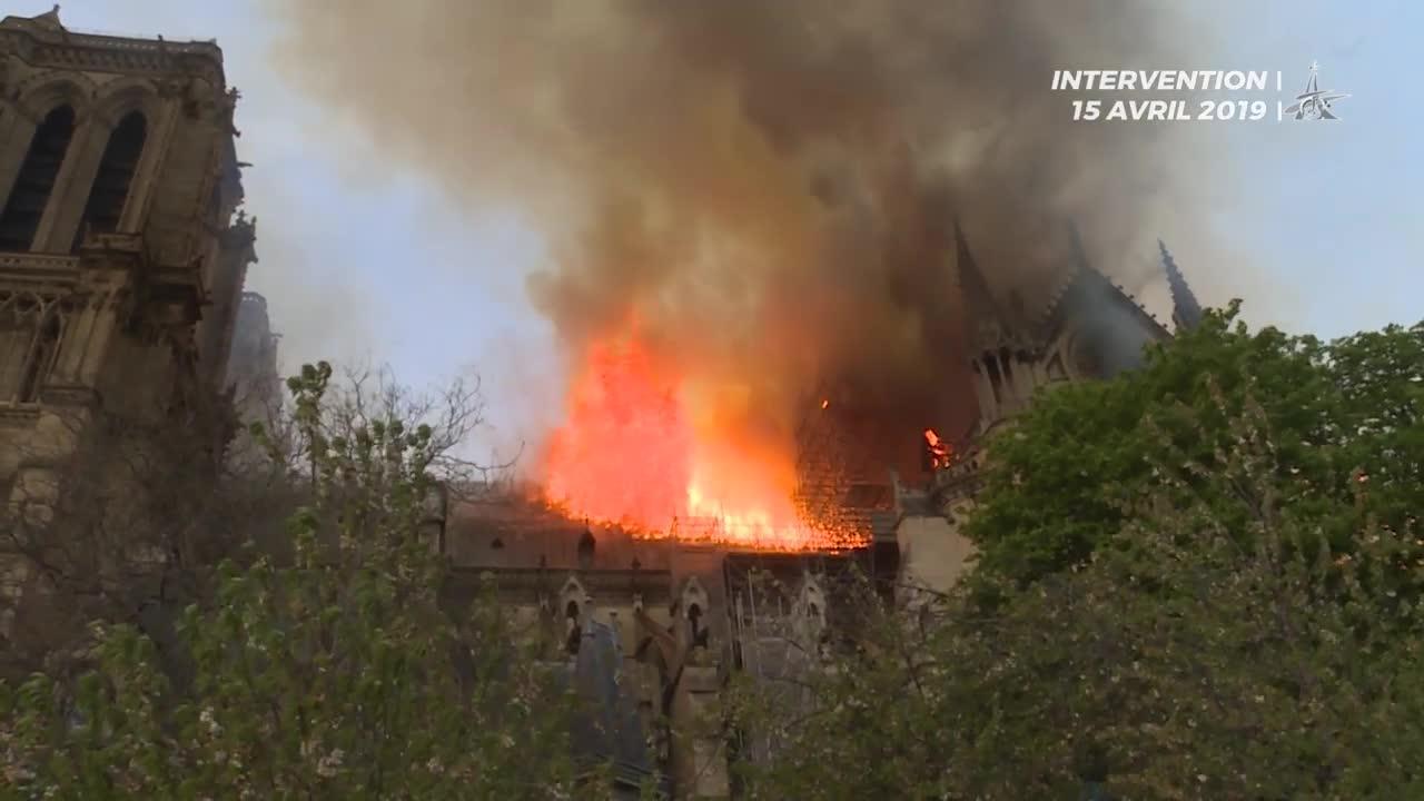 Trabajos de extinción del incendio declarado en la catedral de Notre Dame, París