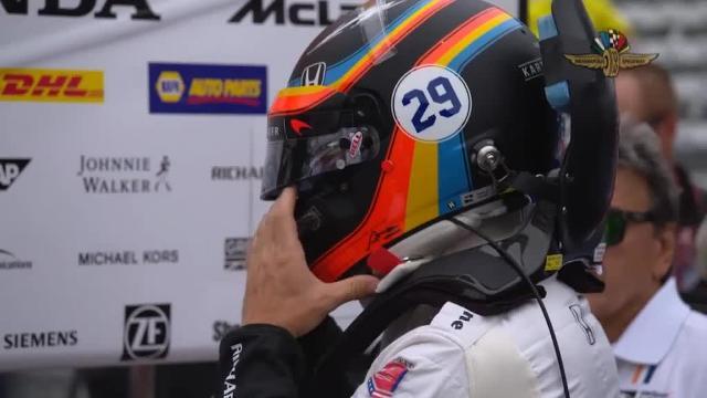 El piloto asturiano Fernando Alonso junto a su equipo en los boxes del óvalo de Indianápolis