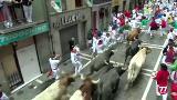 Encierro 14 de julio: montón de toros y mozos en la entrada de la plaza de toros